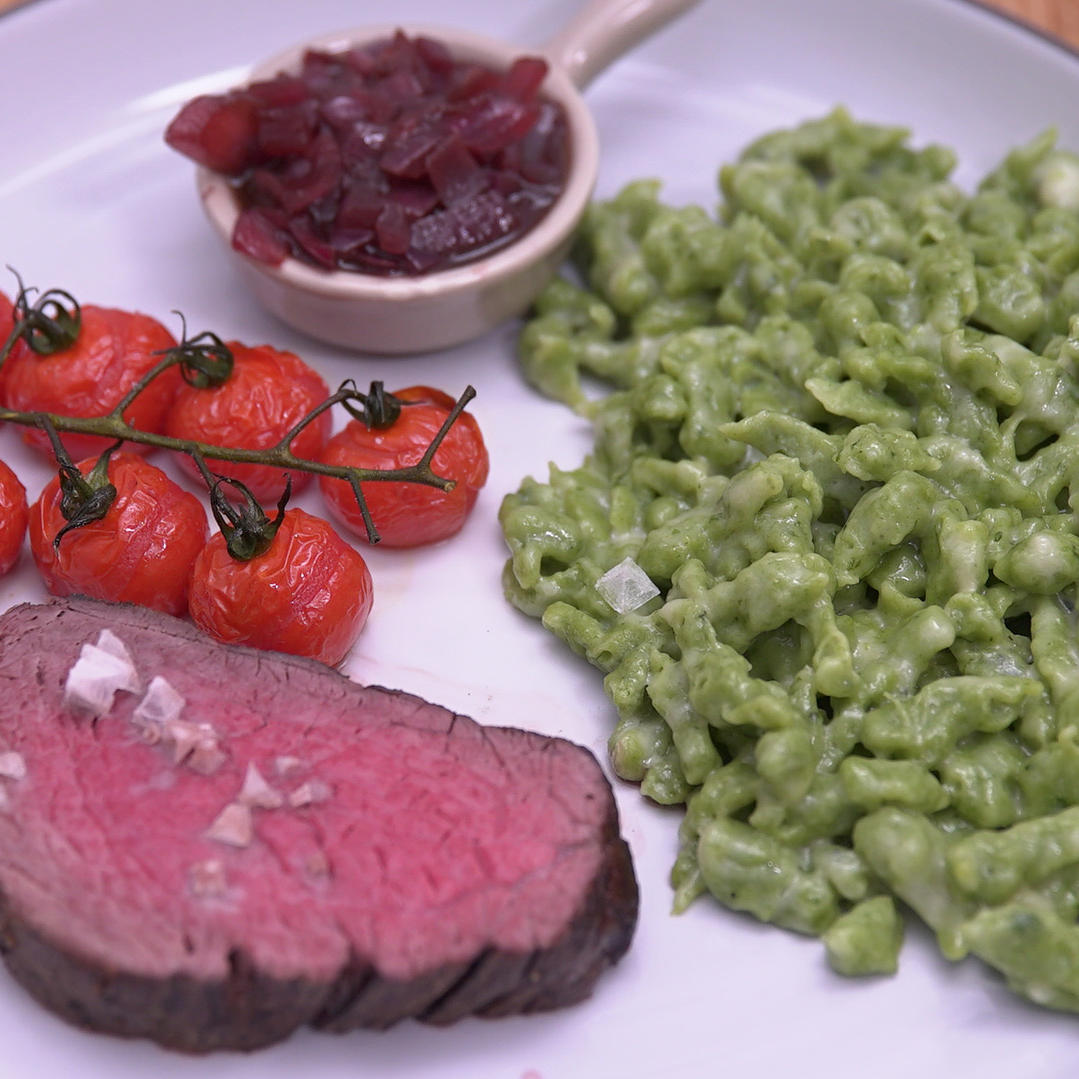 Roastbeef mit Spinat-Bärlauch-Spätzle, dazu Schmortomaten und Zwiebelmarmelade