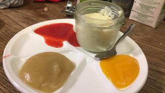 Schoko-Banane am Stiel mit Grießbrei