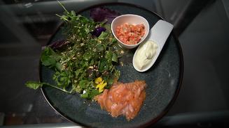 Duett vom Lachs mit Wildkräutersalat