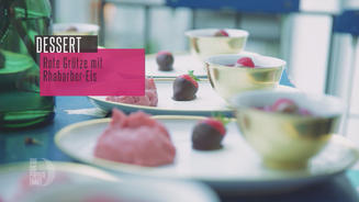 Rhabarber Eis mit roter Grütze