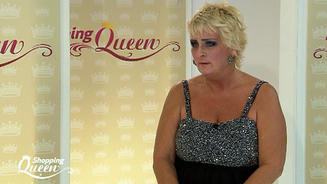 Andrea stolpert auf dem Catwalk