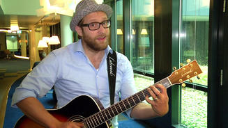 Der Songwriter singt spontan ein Lied