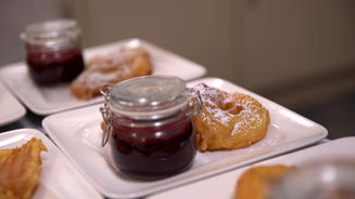  Apfelkräpfli mit Rote-Grütze-Sauce 