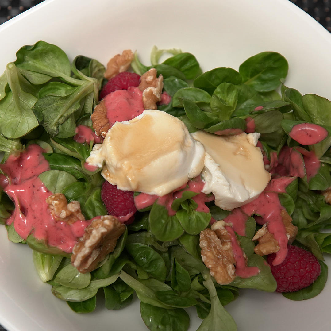 Gratinierter Honig-Ziegenkäse mit Feldsalat und Himbeervinaigrette