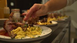 Honig-Lamm an Safran-Pasta