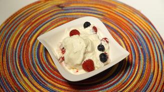Baiser mit Himbeeren und Eierlikör