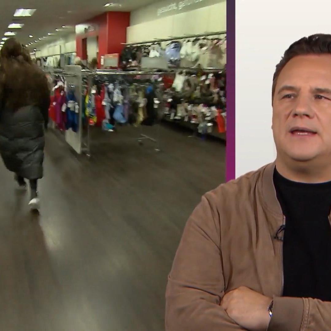 Stardesigner Guido Maria Kretschmer blickt besorgt auf diese Szene: Shopping-Begleiterin Dalina läuft panisch durch den Laden.