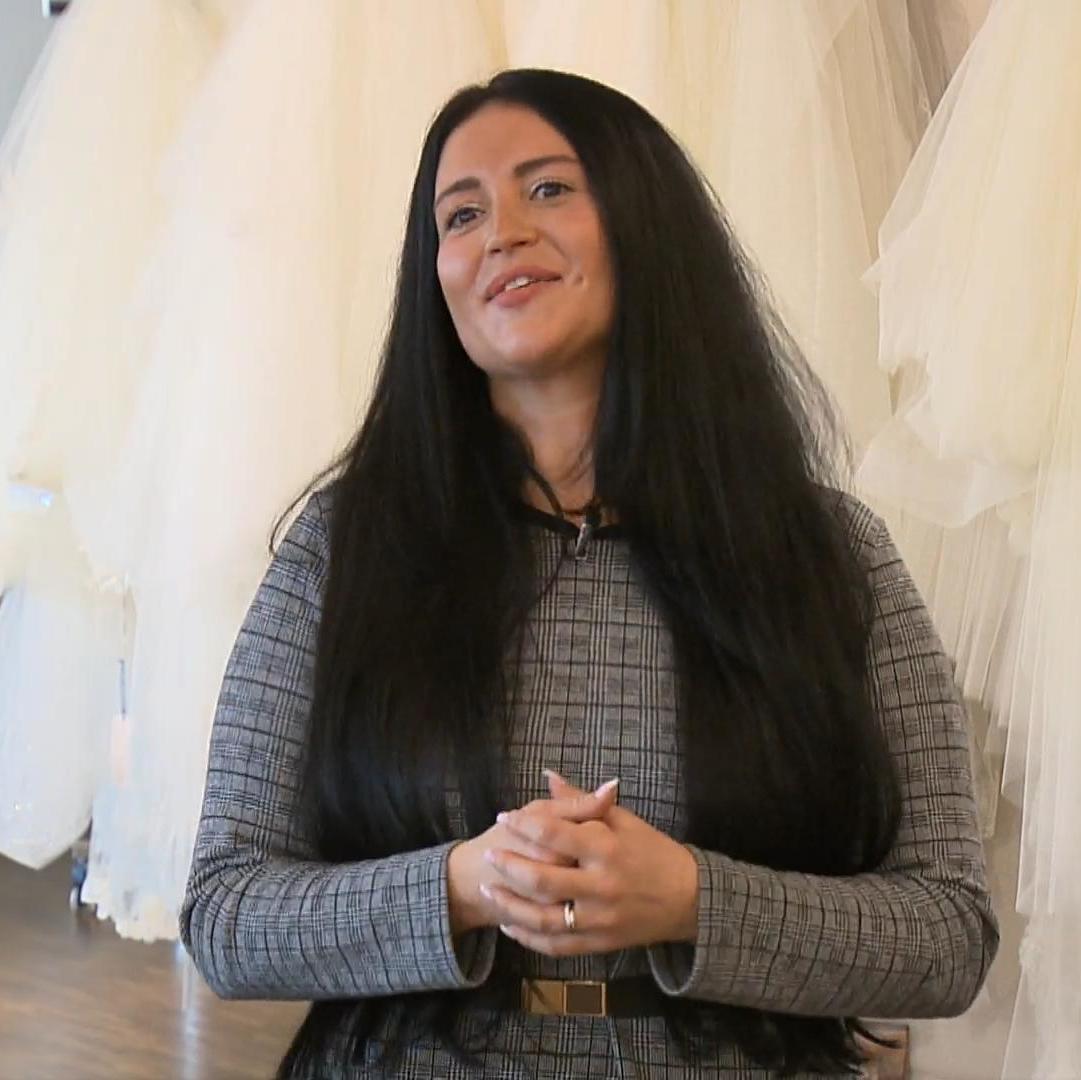 Bei dieser schönen Frau ist nicht anzunehmen, dass der Gatte wegen der Verwandtschaft doch noch Reißaus nimmt