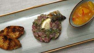 Thunfischtatar mit Fischhautchip