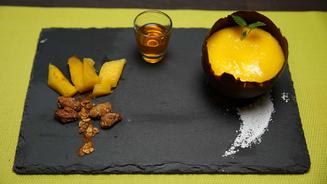 Cocos-Mango-Creme in Schokobowl