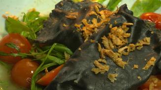 Kohletäschle an lauwarmem Tomatensalat