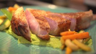 Tomahawk auf Erbsen-Wasabi Püree