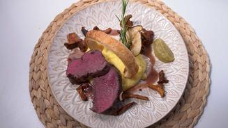 Wild, Polenta, Pilze und Birnenchips