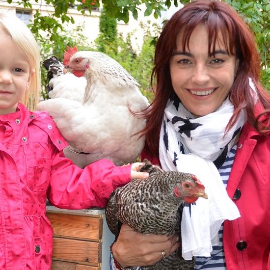 Tiergeschichten1 - VOX-DOCMA TV-JULIA PANZER - Diana und Leipziger Miethhner bei Kinder-Tagesbetreuung