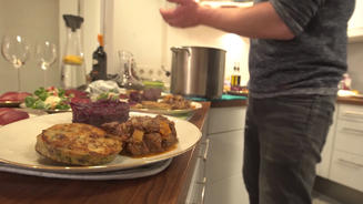 Wildgulasch mit Rotweinbirnen