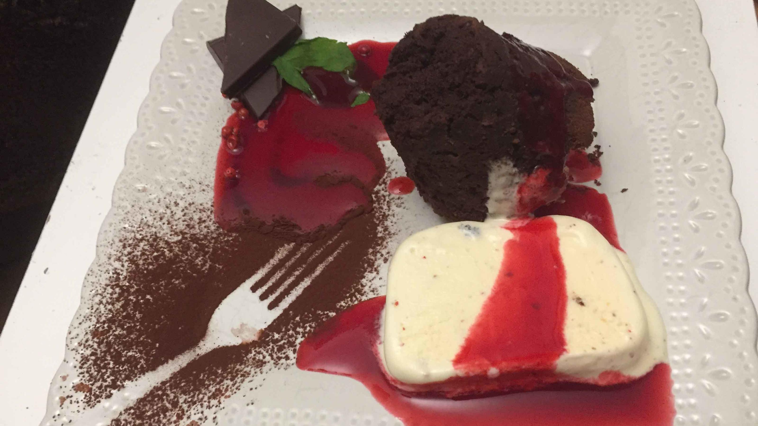 Schokovulkan und Halbgefrorenes mit Feuerbeeren Schokovulkan und Halbgefrorenes mit Feuerbeeren