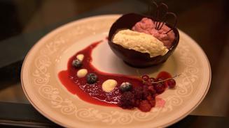 Schokoladenkugel gefüllt mit Mousse