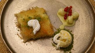 Künefe mit Honigmelonen-Bällchen