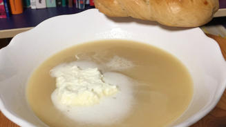 Weinschaumsuppe mit Rosmarin-Gebäck