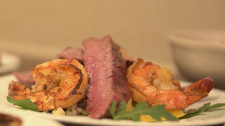 Surf 'n' Turf auf kaltem Graupensalat