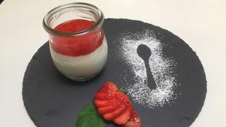 Cheesecake-Dessert mit Erdbeersoße