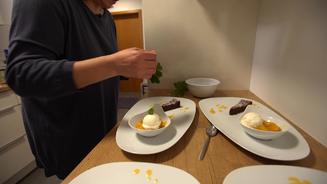 Schokokuchen und Joghurteis