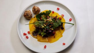 Kunterbunter Salat auf gelber Bete