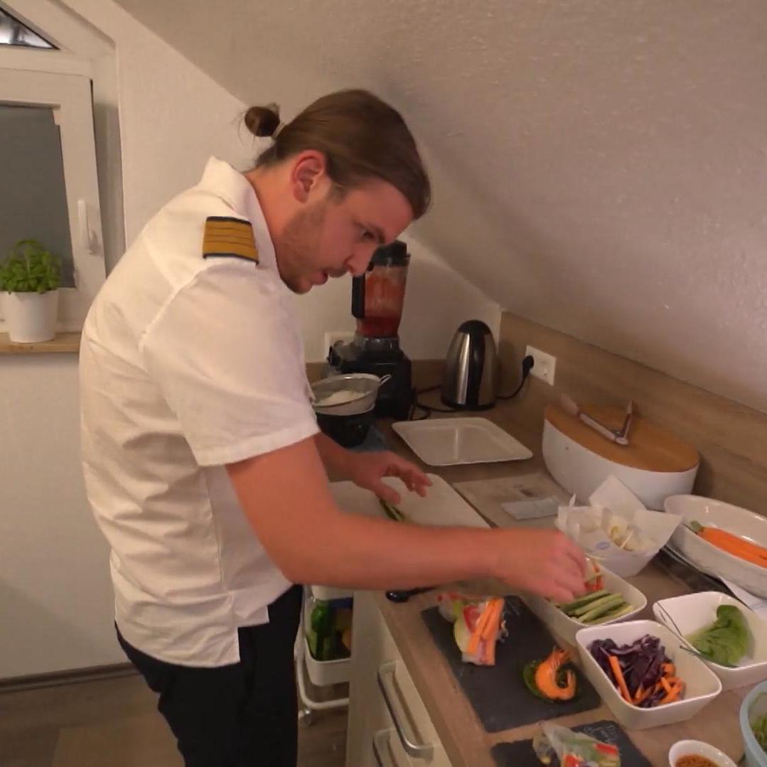So muss das sein: Michael kocht für seine Gäste in voller Kreuzfahrt-Montur