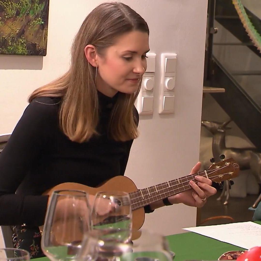 Sabrina verzaubert das Dinner-Finale mit einem Lied. Sabrina verzaubert das Dinner-Finale mit einem Lied.