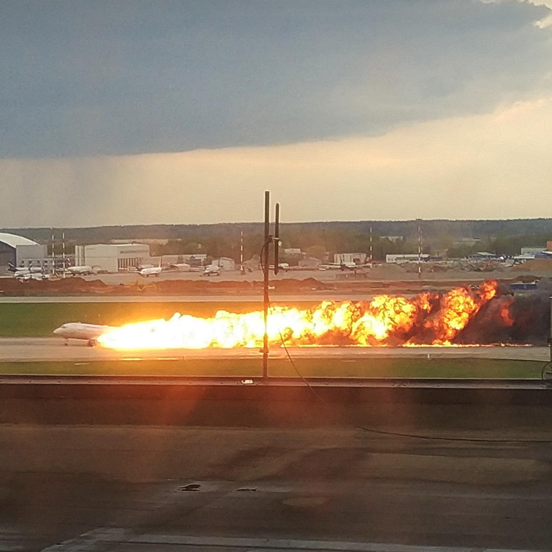 Russisches Flugzeug fängt Feuer Russisches Flugzeug fängt Feuer