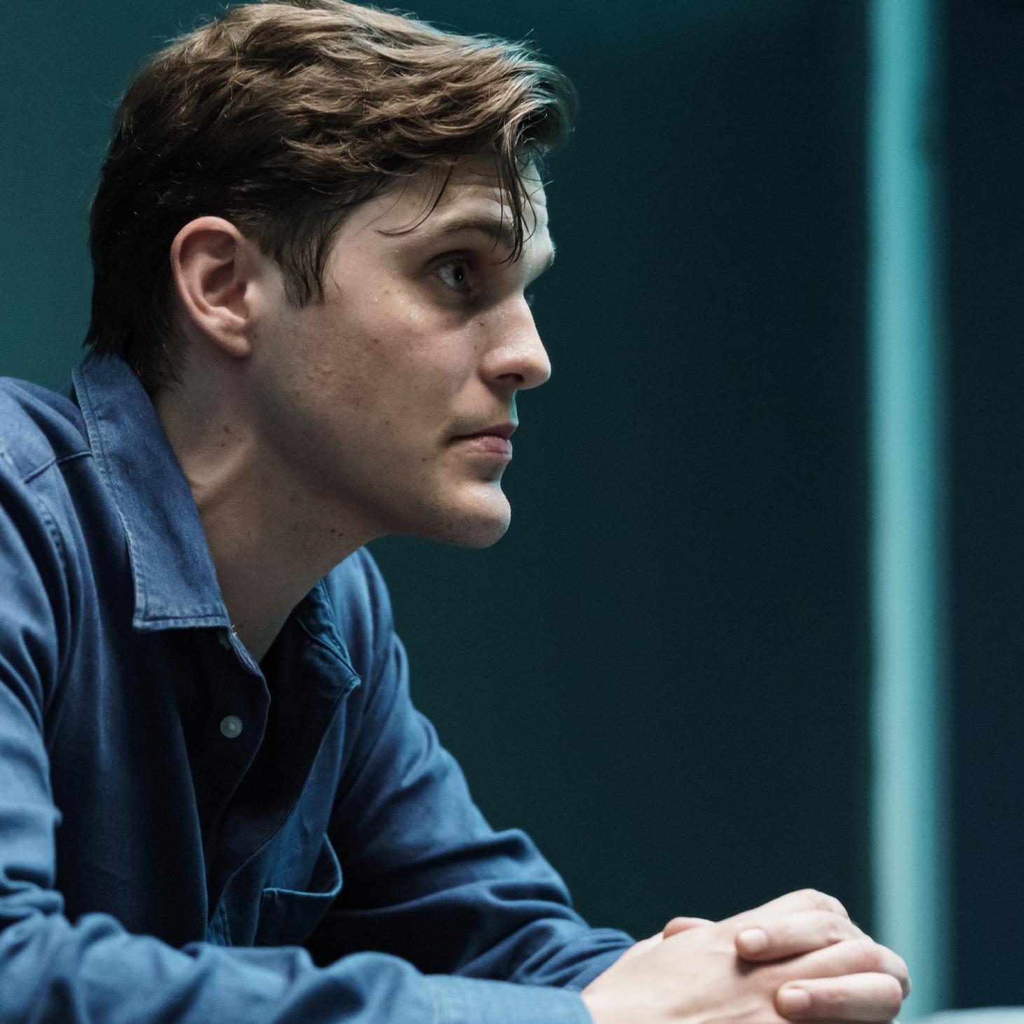 ãRampensau - DumbÒ,UFA Serial Drama GmbH05.06.2019Bild 01/50 DT 01POLIZEIREVIER / VERHO?RRAUM WALLMANN verho?rt JONAS.Rolle Jonas Meyerhoff (Benjamin Lillie)Rolle Martin Wallmann (Peter Schneider)Foto: Stefan Erhard ãRampensau - DumbÒ,UFA Serial Drama GmbH05.06.2019Bild 01/50 DT 01POLIZEIREVIER / VERHO?RRAUM WALLMANN verho?rt JONAS.Rolle Jonas Meyerhoff (Benjamin Lillie)Rolle Martin Wallmann (Peter Schneider)Foto: Stefan Erhard
