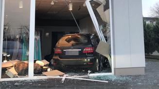 Auto kracht in Brautmodeladen!
