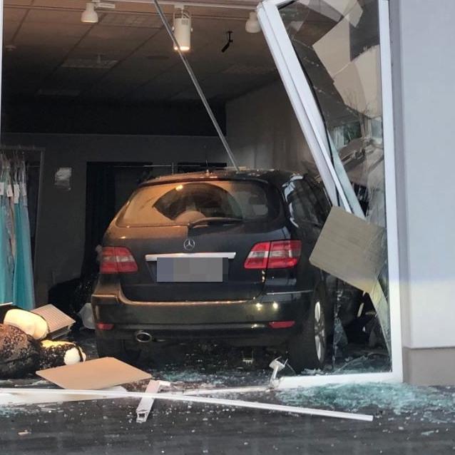 Eingeparkt im Brautmodengeschäft Eingeparkt im Brautmodengeschäft