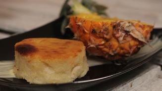 Cassava-Cake mit Ananas-Sorbet