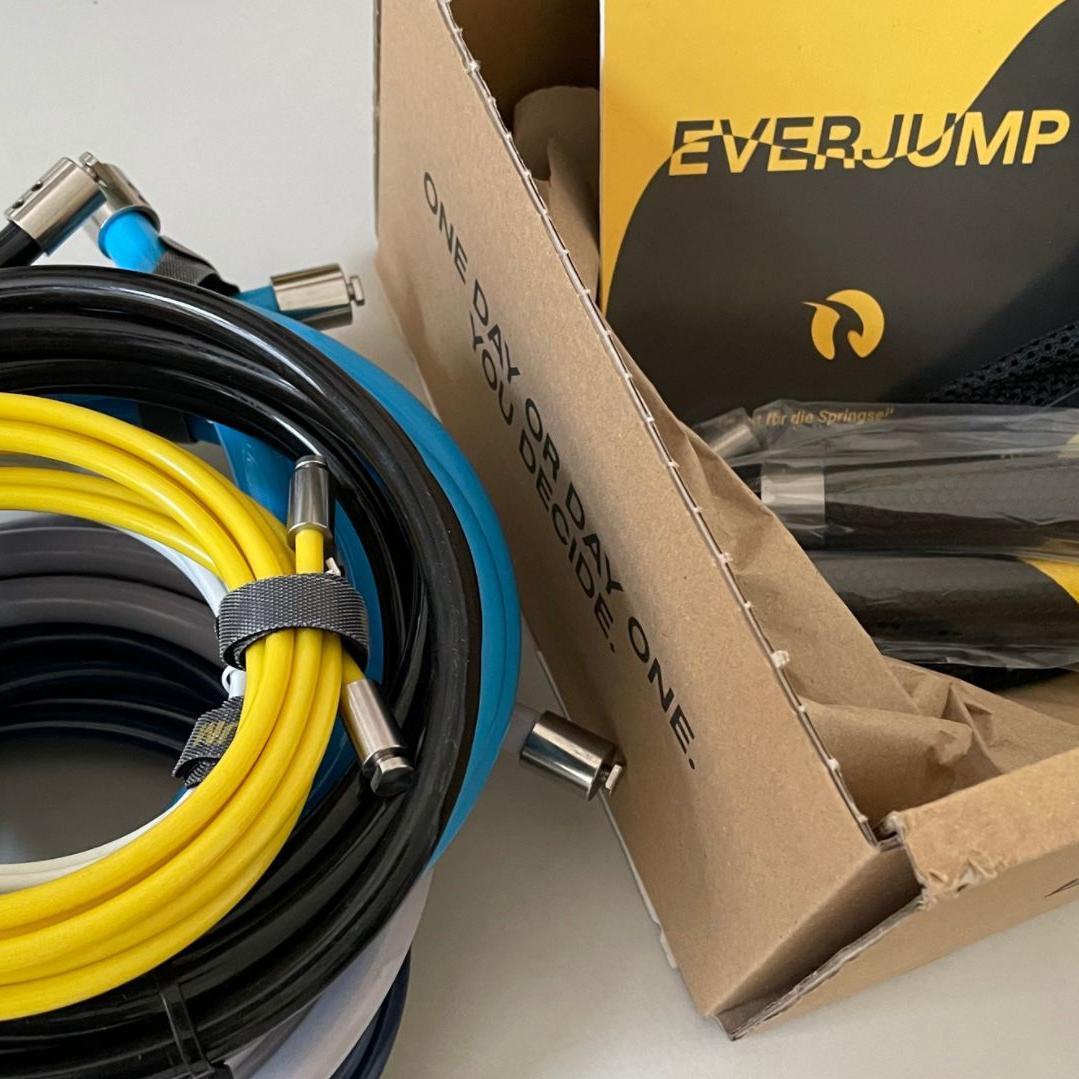 Zum Everjump-Springseil-Set gehören Seile mit unterschiedlichen Gewichten Zum Everjump-Springseil-Set gehören Seile mit unterschiedlichen Gewichten