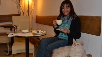Diana Eichhorn besucht ein Katzen-Café