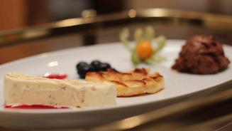 Walnussparfait auf Himbeerspiegel