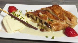Apfelstrudel mit Vanilleeis