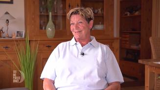 Beate geht mit guter Laune zu Werke