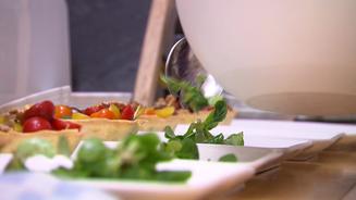 Parmesan-Törtchen mit bunten Tomaten