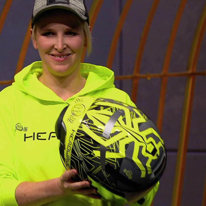 Gründerin Sophie Willborn präsentiert den Investoren in der \Höhle der Löwen\ ihren Headwave, den Motorradhelm mit integriertem Lautsprecher Gründerin Sophie Willborn präsentiert den Investoren in der \Höhle der Löwen\ ihren Headwave, den Motorradhelm mit integriertem Lautsprecher