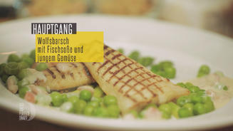 Wolfsbarsch auf grünem Spargel