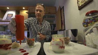 Schichtdessert mit Walnusseis