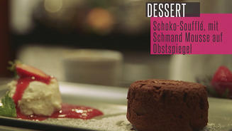 Schmand-Mousse auf Erdbeerspiegel