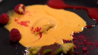 Sanddorn-Eis mit grünem Kuchen
