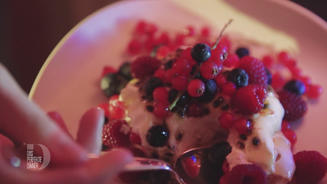 Baiser mit Sahne und Beeren