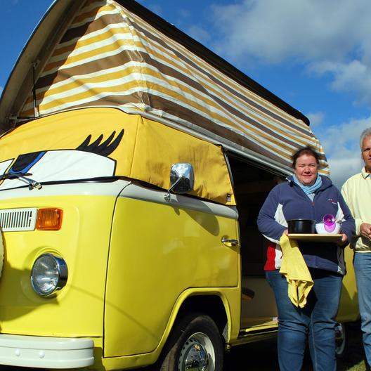 Ohne Vorwissen, fahren Steffani und Bernd mit dem VW-Bus durch Schottland.