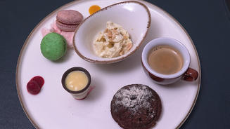 Pistazien-Macarons mit Himbeer-Ganache