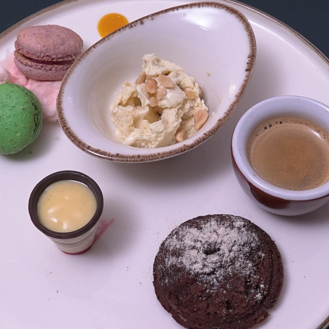 Pistazien-Macarons mit Himbeer-Ganache und Schokoküchlein