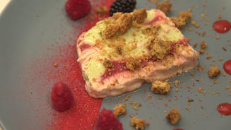 Erdbeer-Avocado-Eisparfait mit Crumble